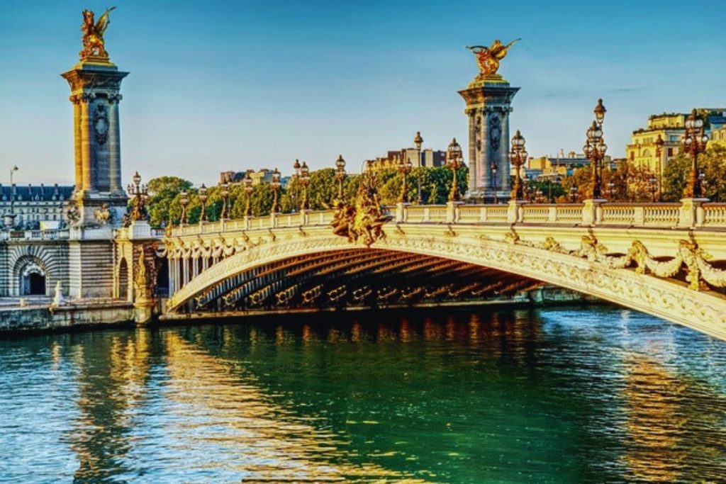 A Ponte Alexandre III: Um Ícone da Elegância e Beleza em Paris | Busca ...